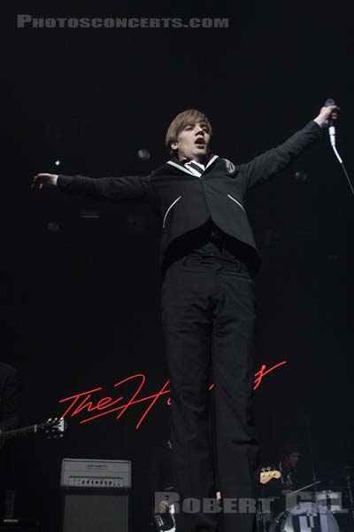 THE HIVES - 2008-04-20 - PARIS - Zenith - Per Almqvist - Arne Christian Jääskeläinen